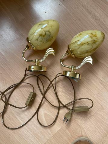 2 Wandlampen met glazen kap beschikbaar voor biedingen