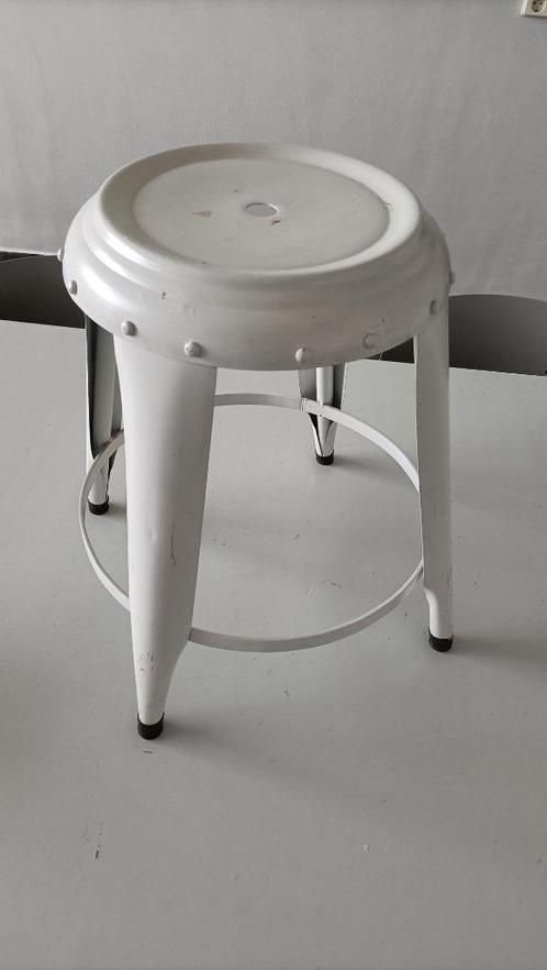 witte metalen kruk vintage industrieel design Tolix stijl, Huis en Inrichting, Krukjes, Gebruikt, Staal, Ophalen of Verzenden