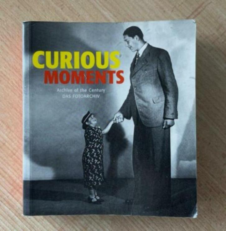 Curious moments, Boeken, Kunst en Cultuur | Beeldend, Gelezen, Grafische vormgeving, Ophalen of Verzenden