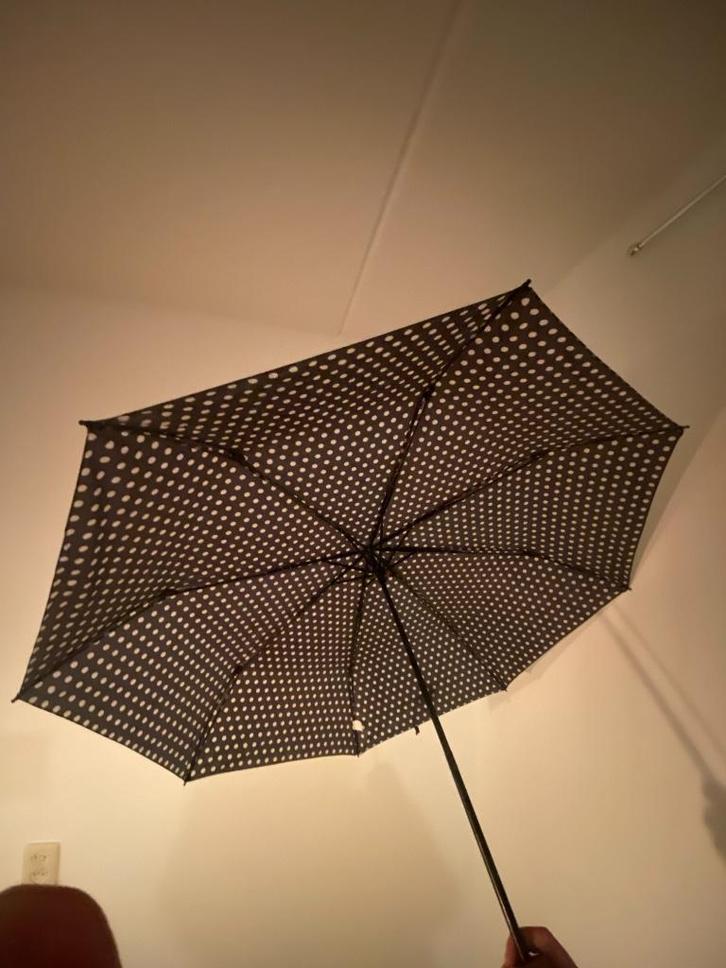 Inklapbare paraplu met zwart-wit bolletjespatroon + hoesje, Sieraden, Tassen en Uiterlijk, Paraplu's, Nieuw, Zwart, Ophalen of Verzenden