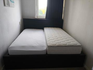 Mooi zwart tweepersoonsbed (197x210) + matras beschikbaar voor biedingen