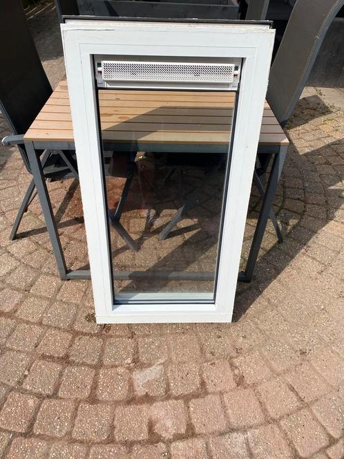 Kunststof kozijn met HR++ glas en Duco rooster, Doe-het-zelf en Verbouw, Kozijnen en Schuifpuien, Gebruikt, Raamkozijn, Kunststof