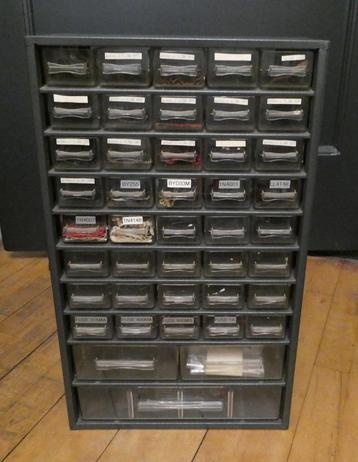 Stalen laden kast 43 lades met Electronica onderdelen Kast-2 beschikbaar voor biedingen