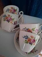 Vier kop en schotels uit Tsjechië met heldere bloemenprint, Ophalen of Verzenden, Zo goed als nieuw, Kop en/of schotel