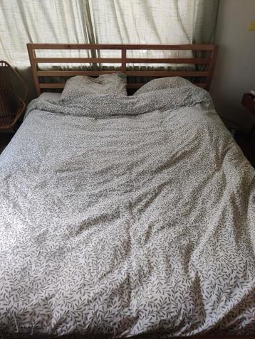 Tweepersoonsbed (160x200) met lattenbodems beschikbaar voor biedingen