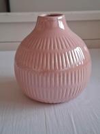 Roze vaasje met ribbels, Aardewerk of Porselein, Ophalen of Verzenden, Zo goed als nieuw, Minder dan 50 cm