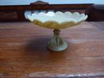 Mooi vormgegeven opaline schaal op voet