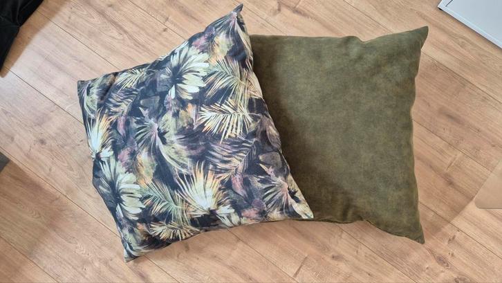 2 sierkussens groen en met print, Huis en Inrichting, Woonaccessoires | Kussens, Zo goed als nieuw, Groen, Vierkant, Ophalen of Verzenden