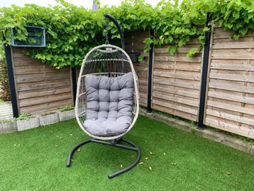 Hangstoel met staander en kussen. Koko Hanging Chair  beschikbaar voor biedingen