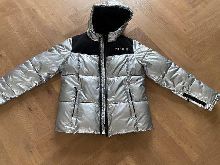 NIKKIE zilveren winterjas ski jas m, Kleding | Dames, Wintersportkleding, Zo goed als nieuw, Jack, Maat 38/40 (M), Ophalen of Verzenden