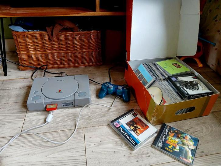 Playstation 1 met controller en veel spellen, Spelcomputers en Games, Games | Sony PlayStation 1, Gebruikt, 1 speler, Vanaf 3 jaar