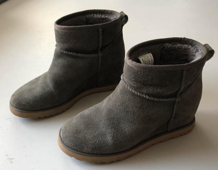 Ugg Classic Femme mini laarzen maat 41 (grijs/groen), Kleding | Dames, Schoenen, Zo goed als nieuw, Lage of Enkellaarzen, Grijs