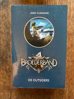Broederband - De Outsiders (John Flanagan), Boeken, Ophalen of Verzenden, Zo goed als nieuw