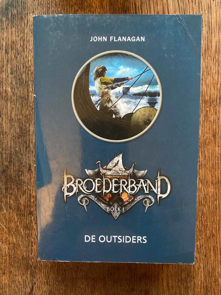 Broederband - De Outsiders (John Flanagan), Boeken, Fantasy, Zo goed als nieuw, Ophalen of Verzenden