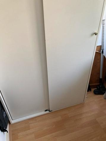 Witte kast met schuifdeuren beschikbaar voor biedingen