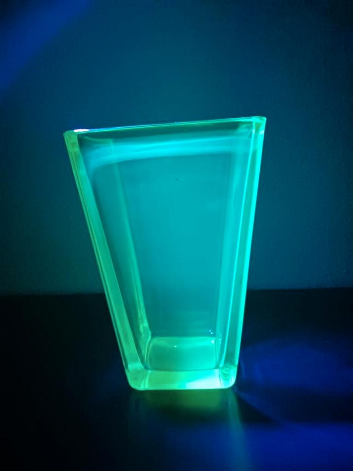 Kristallen vaas annagroen uranium, Antiek en Kunst, Antiek | Glas en Kristal, Ophalen of Verzenden