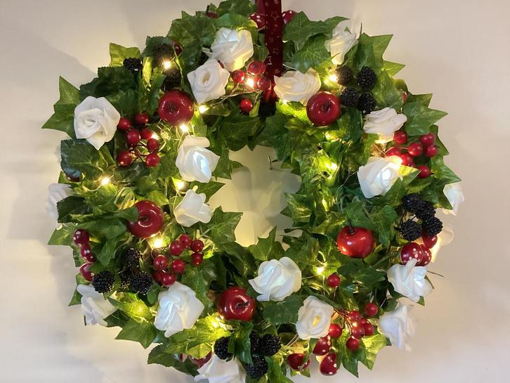 Mooie kerst krans rood, wit met verlichting 40 cm, Huis en Inrichting, Woonaccessoires | Kransen, Nieuw, Ophalen of Verzenden