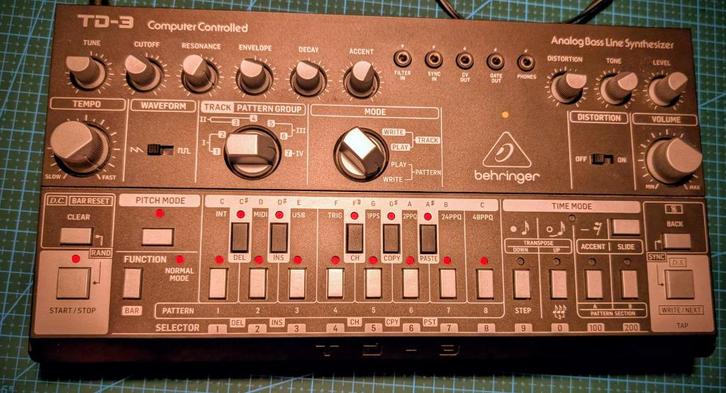 Behringer TD-3 BK met blackrat distortion, Muziek en Instrumenten, Synthesizers, Zo goed als nieuw, Overige aantallen, Overige merken