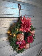 Mooie krans met zijde rozen en kunstbloem en kunstgroen, Diversen, Kerst, Ophalen of Verzenden, Nieuw
