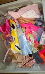 Doos vol met Barbies en kleding/accessoires, Ophalen, Gebruikt, Barbie