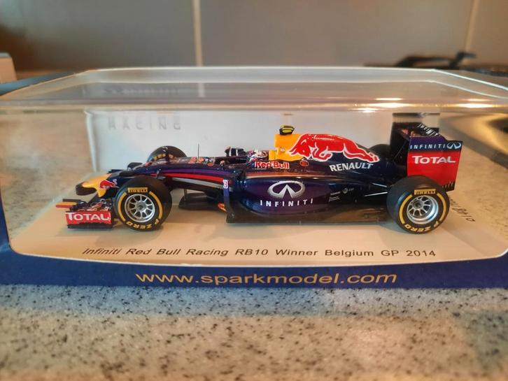 Red Bull Racing RB10 winner Belgium GP 2014 Daniel Ricciardo, Hobby en Vrije tijd, Modelauto's | 1:43, Zo goed als nieuw, Auto