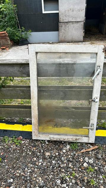 Raamkozijn met veiligheidssloten beschikbaar voor biedingen