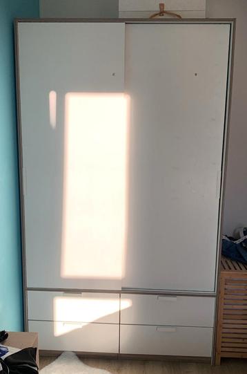 Gratis Kledingkast Ikea~2 schuifdeuren en 4 lades~Hang en le beschikbaar voor biedingen
