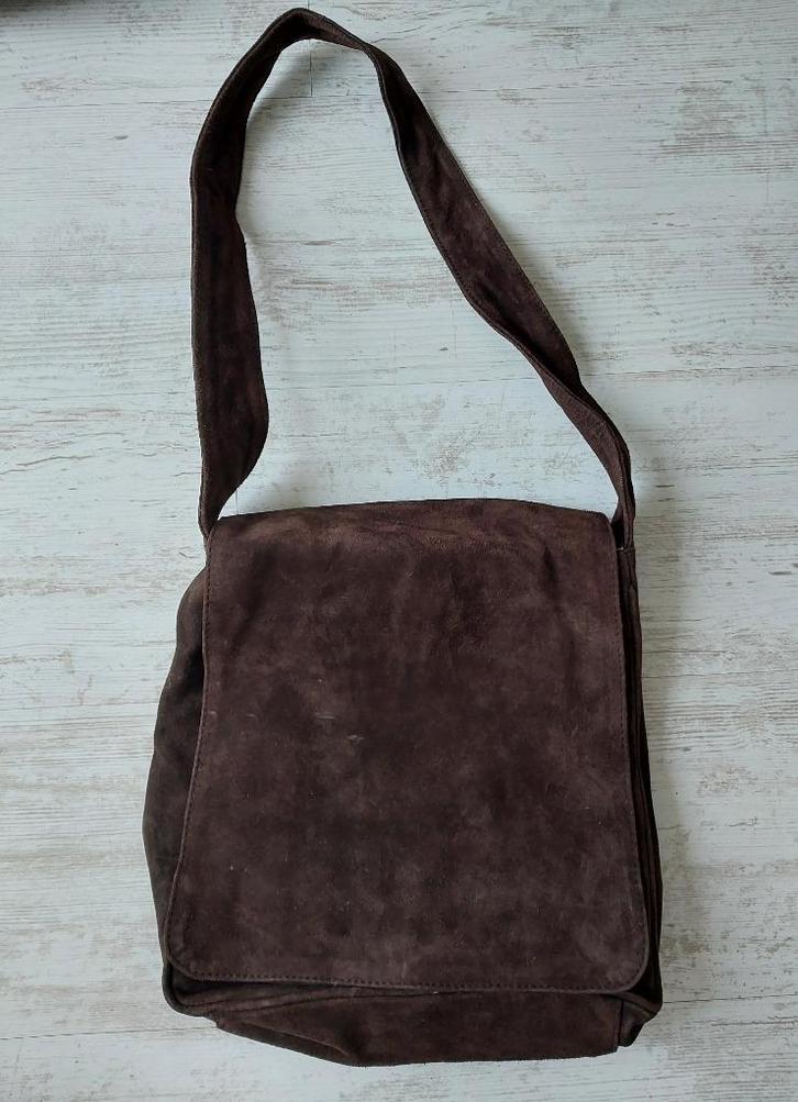 Echt suede leren schoudertas, 20 euro, ZGAN, donkerbruin, Sieraden, Tassen en Uiterlijk, Tassen | Damestassen, Zo goed als nieuw