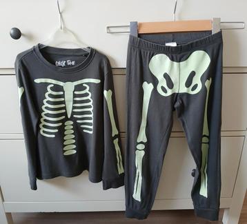 Mooie Halloween, skelet pyjama, glow in the dark, 110-116.  beschikbaar voor biedingen