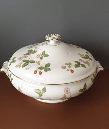 Wedgwood Wild Strawberry dekschaal met deksel beschikbaar voor biedingen