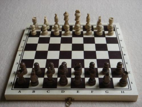 LEUK: Houten Schaakspel in kist (incl. Dammen & Backgammon), Hobby en Vrije tijd, Gezelschapsspellen | Bordspellen, Gebruikt, Een of twee spelers