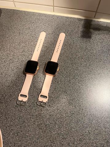 Twee Smartwatches - Roze Apple beschikbaar voor biedingen
