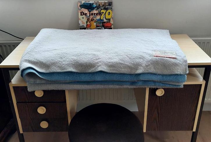 Vintage schapen wol wollen deken tweekleurig 230 x 177cm, Huis en Inrichting, Slaapkamer | Beddengoed, Gebruikt, Deken of Dekbed