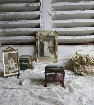 oud bruidskistje *Marries* beschikbaar voor biedingen