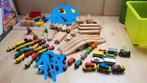 Houten treinbaan met veel treintjes, rails en assecoires, Kinderen en Baby's, Speelgoed | Houten speelgoed, Ophalen of Verzenden