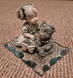 Beeldje Meisje met Beer op Glasplaatje, Antiek en Kunst, Ophalen of Verzenden