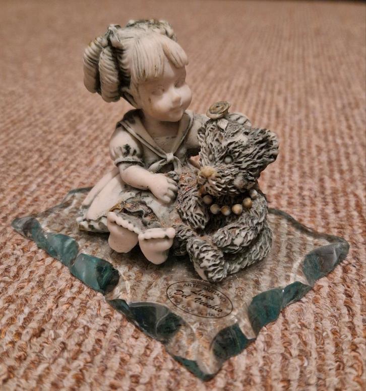 Beeldje Meisje met Beer op Glasplaatje, Antiek en Kunst, Kunst | Beelden en Houtsnijwerken, Ophalen of Verzenden