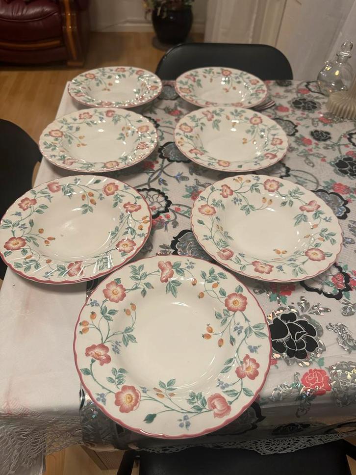 Churchhill made in staffordshire England borden, Huis en Inrichting, Keuken | Servies, Zo goed als nieuw, Bord(en), Overige stijlen