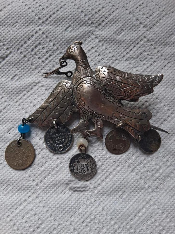 aparte oude broche van pauw met munten en schaartje in bek, Sieraden, Tassen en Uiterlijk, Broches, Gebruikt, Overige materialen