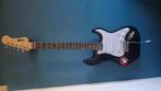 Zwart-Witte stratocaster, met versterker, Muziek en Instrumenten, Snaarinstrumenten | Gitaren | Elektrisch, Met versterker, Zo goed als nieuw