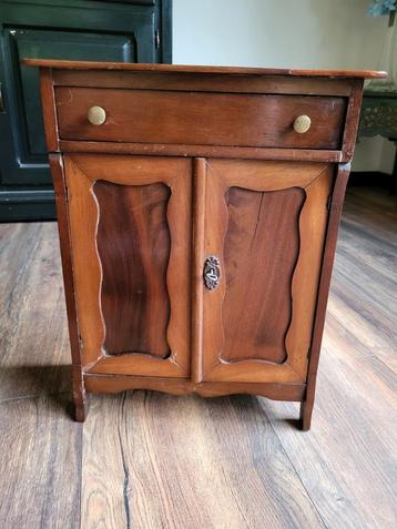 Miniatuur Biedermeier kast. beschikbaar voor biedingen