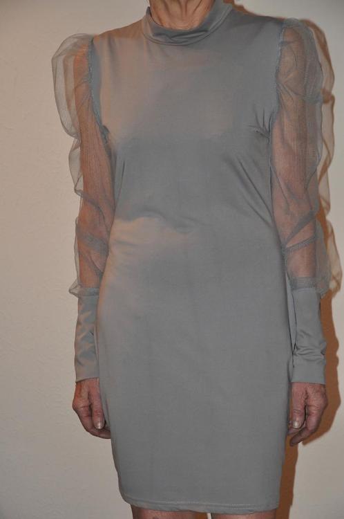 Licht grijs feestkleedje met doorschijnende lange mouwen - S, Kleding | Dames, Jurken, Zo goed als nieuw, Maat 36 (S), Grijs, Onder de knie