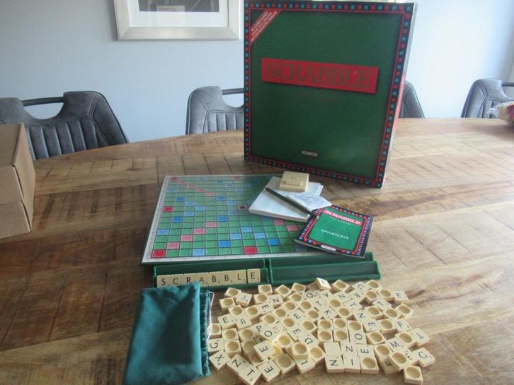 Groot spel Scrabble De Luxe met opstaande randen + Tijdklok, Hobby en Vrije tijd, Gezelschapsspellen | Bordspellen, Zo goed als nieuw