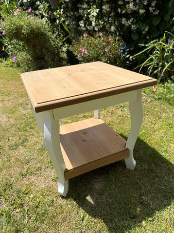 Kleine bijzettafel / nachtkastje - hout beschikbaar voor biedingen
