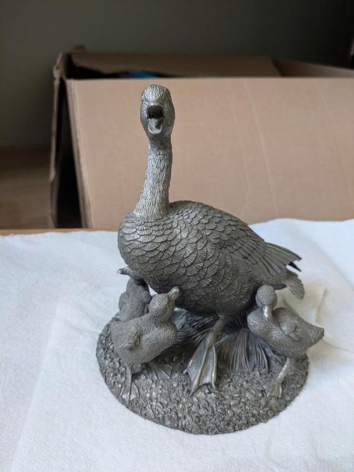 Tinnen beeldje: Gans met kuikens, Antiek en Kunst, Kunst | Beelden en Houtsnijwerken, Ophalen of Verzenden