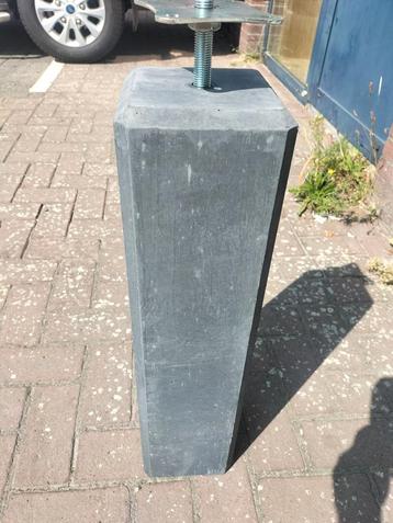 Betonpoeren de orginele met vellingkant nu €26,25 per stuk. beschikbaar voor biedingen