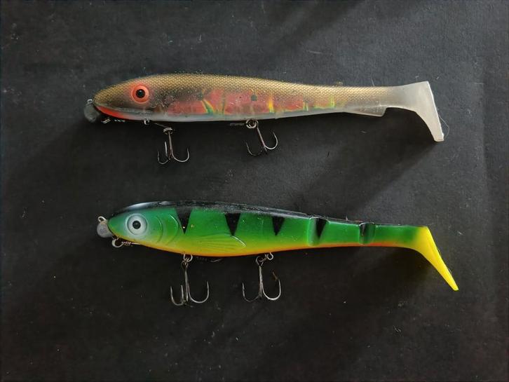 Kunstaas 2 Abu Garcia SZ 25cm big shad , zie beschrijving, Watersport en Boten, Hengelsport | Roofvissen, Zo goed als nieuw, Complete set