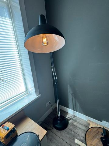 Industriële vloerlamp beschikbaar voor biedingen