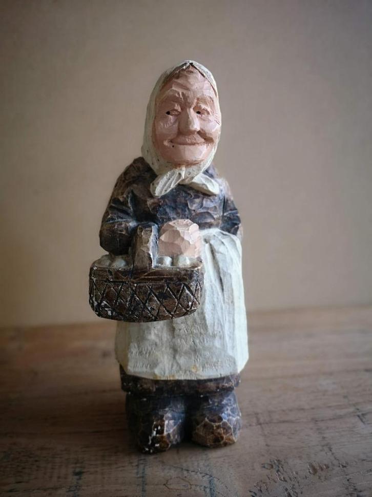 Beeldje; vrouw met mand met eieren, Verzamelen, Beelden en Beeldjes, Zo goed als nieuw, Mens, Ophalen of Verzenden