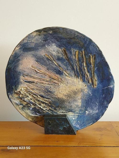 Modern keramisch stukwerk met blauwe schrijf, Antiek en Kunst, Kunst | Designobjecten, Ophalen of Verzenden